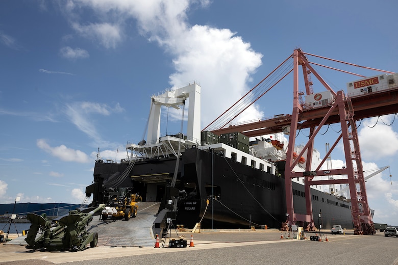 M777 howitzer backloaded onto USNS Pililaau