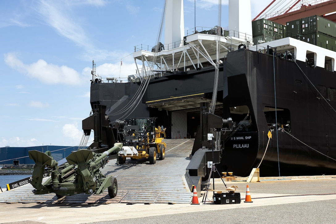 M777 howitzer backloaded onto USNS Pililaau