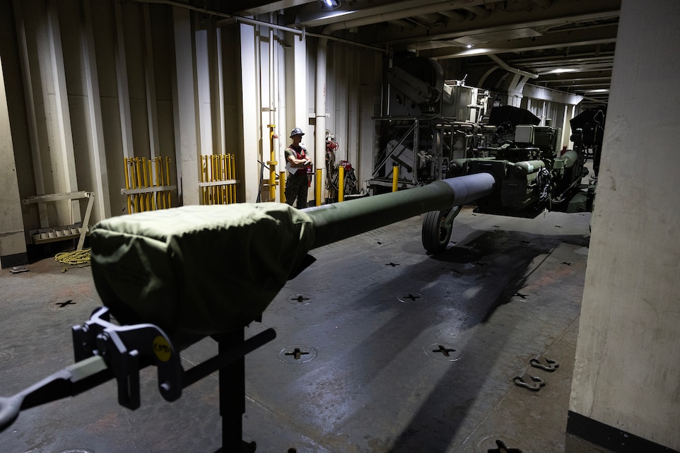 M777 howitzer backloaded onto USNS Pililaau
