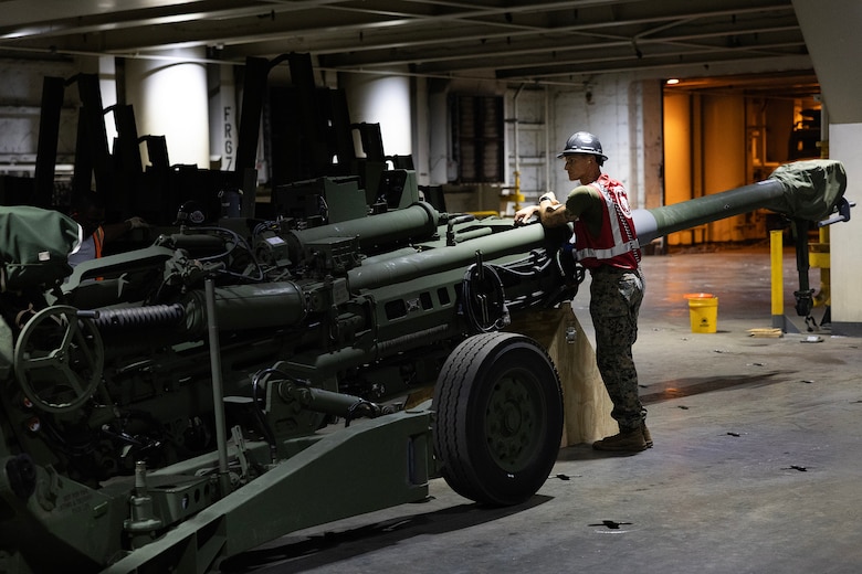 M777 howitzer backloaded onto USNS Pililaau