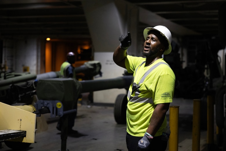 M777 howitzer backloaded onto USNS Pililaau