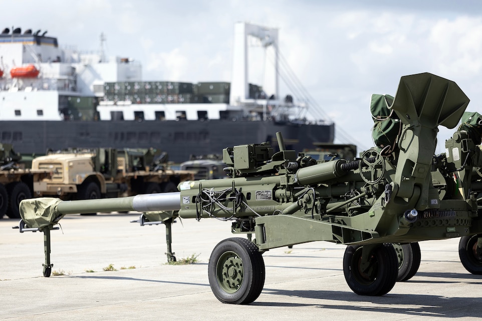 M777 howitzer backloaded on USNS Pililaau