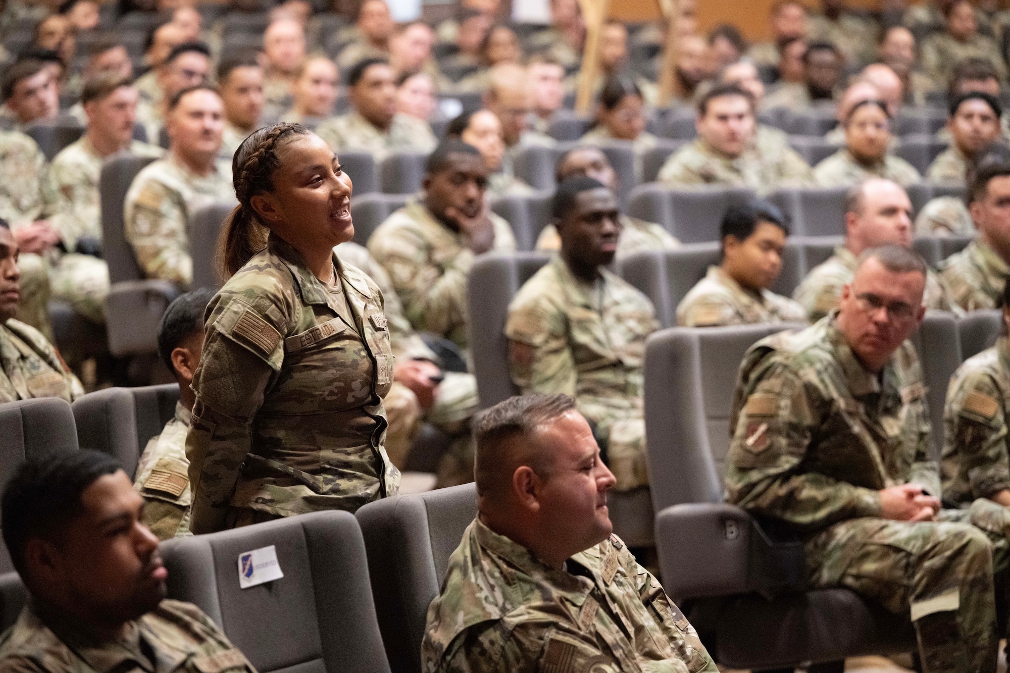 An Airman assigned to the 39th Air Base Wing, asks Chief Master Sgt. of the Air Force David Flosi, a question during an all call at Incirlik Air Base, Türkiye, August 14, 2025.