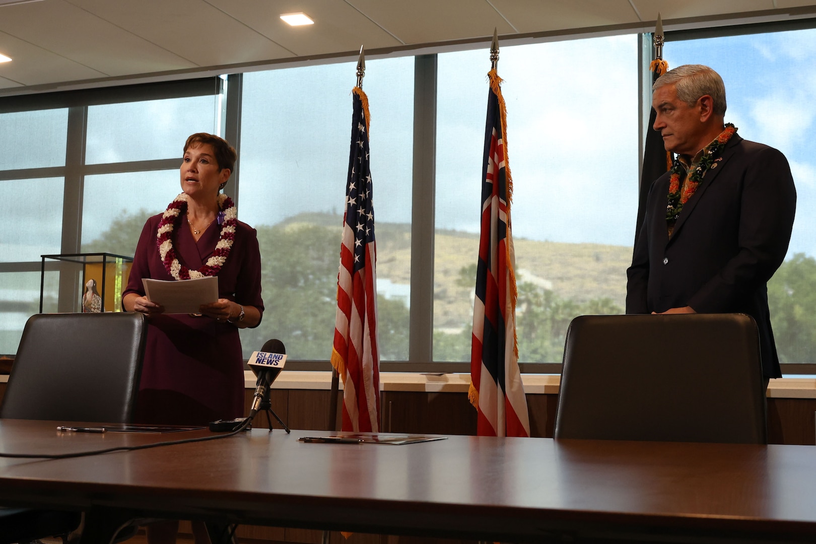 Kelly McKeague, director of the Defense POW/MIA Accounting Agency and Wendy Hensel, the University of Hawaii President sign an education partnership agreement