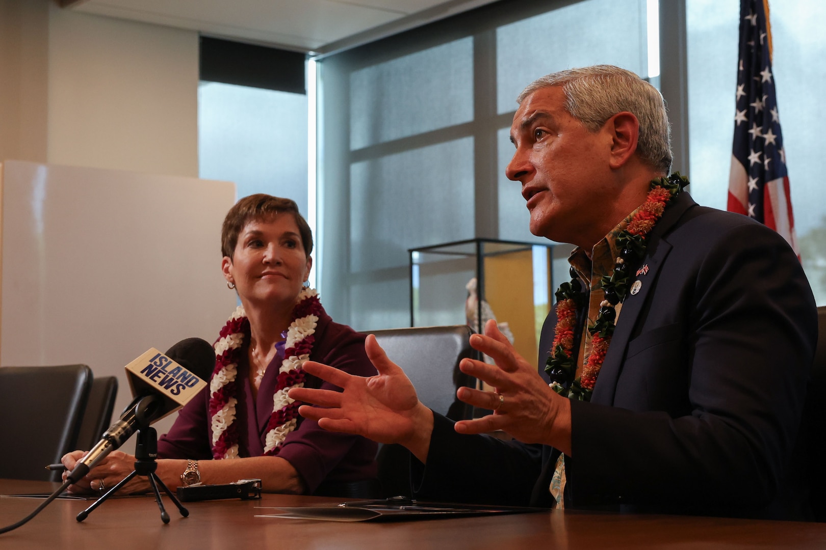 Kelly McKeague, director of the Defense POW/MIA Accounting Agency and Wendy Hensel, the University of Hawaii President sign an education partnership agreement