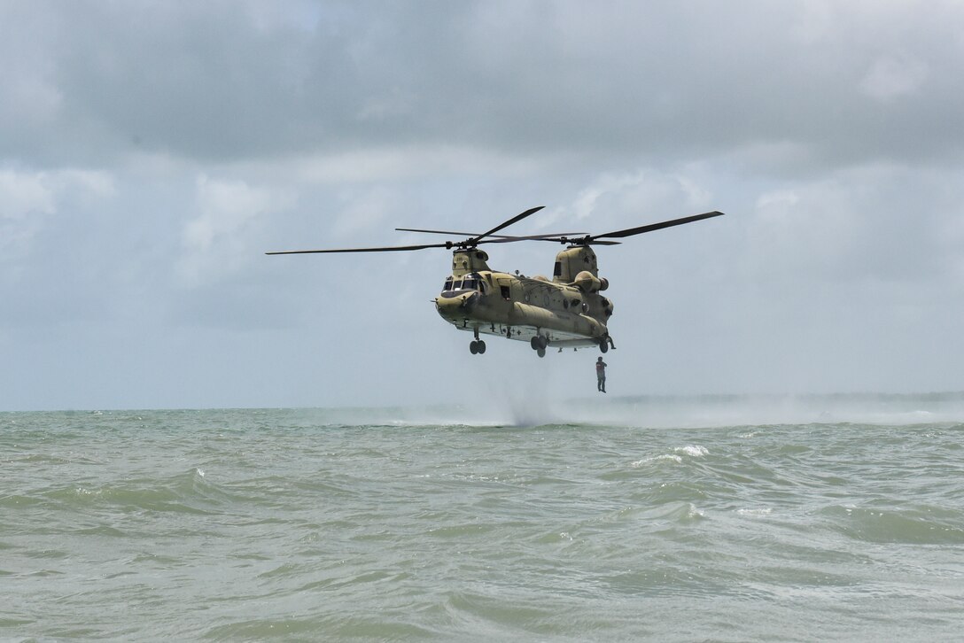 A Belize Defence Force member helocasts out of a CH-47 Chinook during AGILE BEAR 25, at Belize City, Belize, Aug. 6, 2025. As U.S. Southern Command’s rapid response element in Central America, Joint Task Force-Bravo provides a unique and essential capability in enabling our partner nations to proactively confront threats to their security through exercises like AGILE BEAR,  preparing our teams to respond to crises in the joint operational area. (U.S. Air Force photo by Tech. Sgt. Dylan Rossitto)