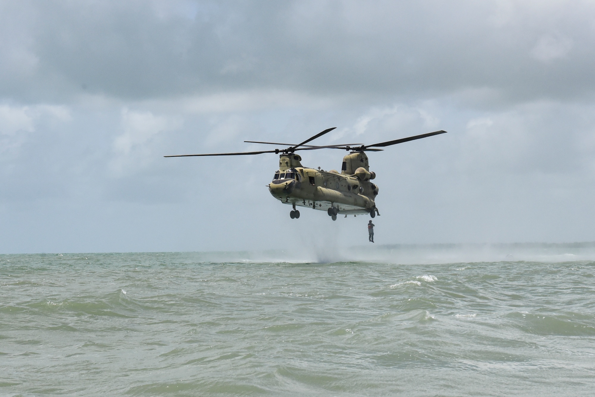 A Belize Defence Force member helocasts out of a CH-47 Chinook during AGILE BEAR 25, at Belize City, Belize, Aug. 6, 2025. As U.S. Southern Command’s rapid response element in Central America, Joint Task Force-Bravo provides a unique and essential capability in enabling our partner nations to proactively confront threats to their security through exercises like AGILE BEAR,  preparing our teams to respond to crises in the joint operational area. (U.S. Air Force photo by Tech. Sgt. Dylan Rossitto)