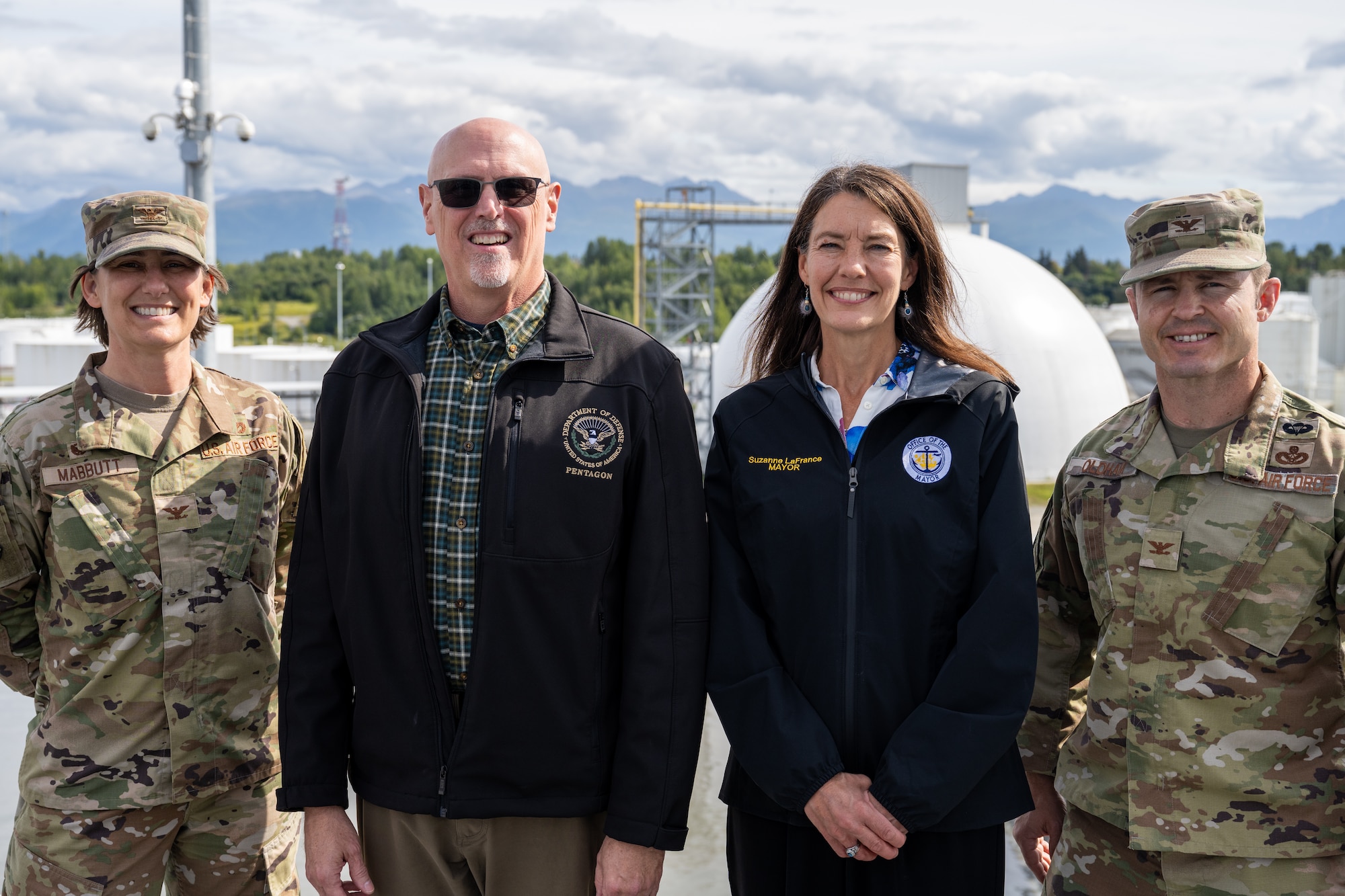 Hon. Dale Marks visits JBER.