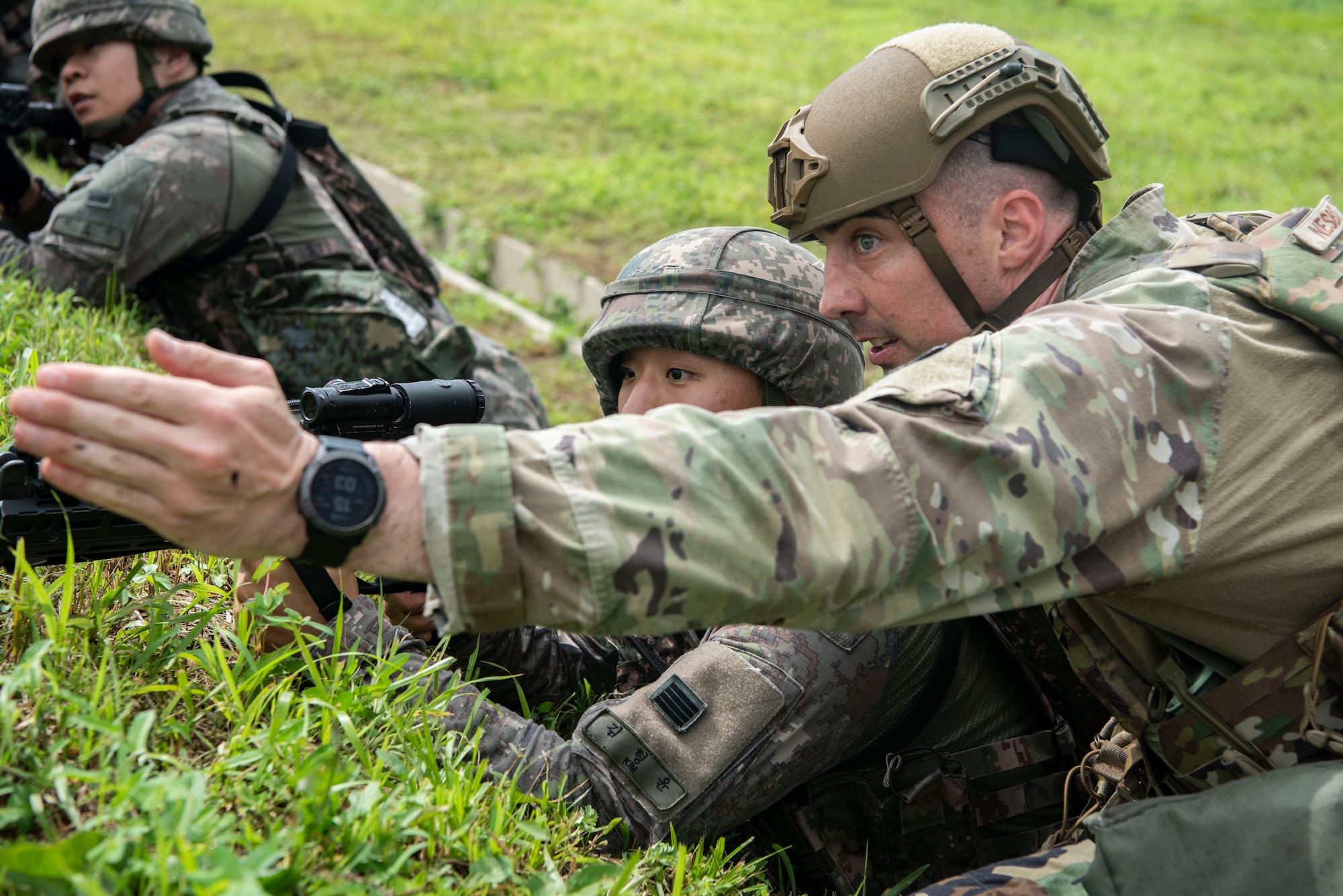 U.S. Air Force Master Sgt. Geoffrey Nesbit, 51st
Security Forces Squadron Alpha Flight chief, provides
direction to a Republic of Korea Air Force airman
while responding to a simulated ground attack during
Ulchi Freedom Shield 25 at Osan Air Base, ROK,
Aug. 19, 2025.