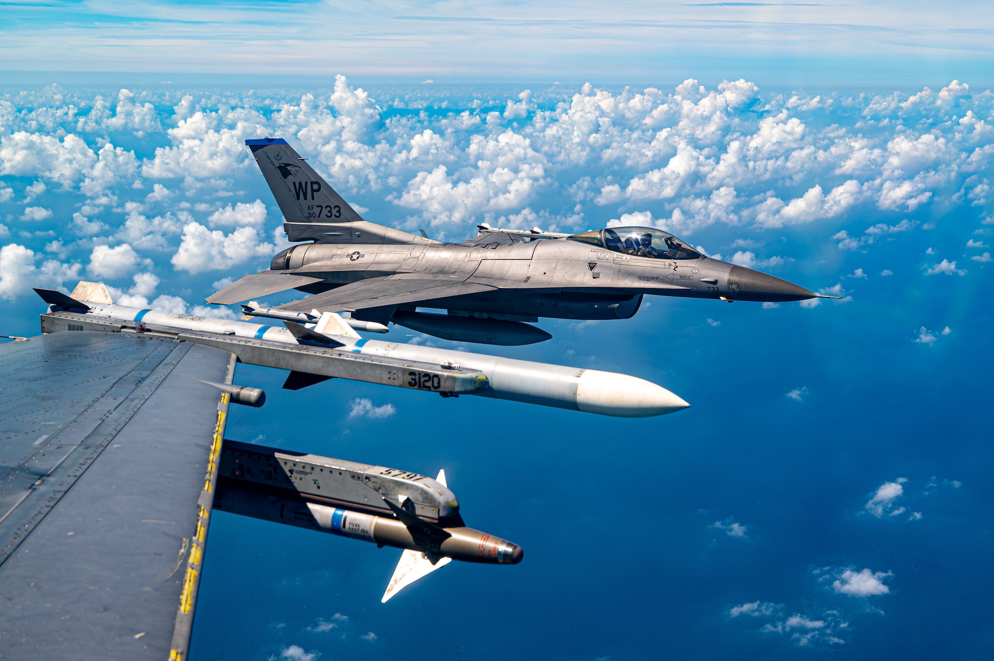 An F-16 flying