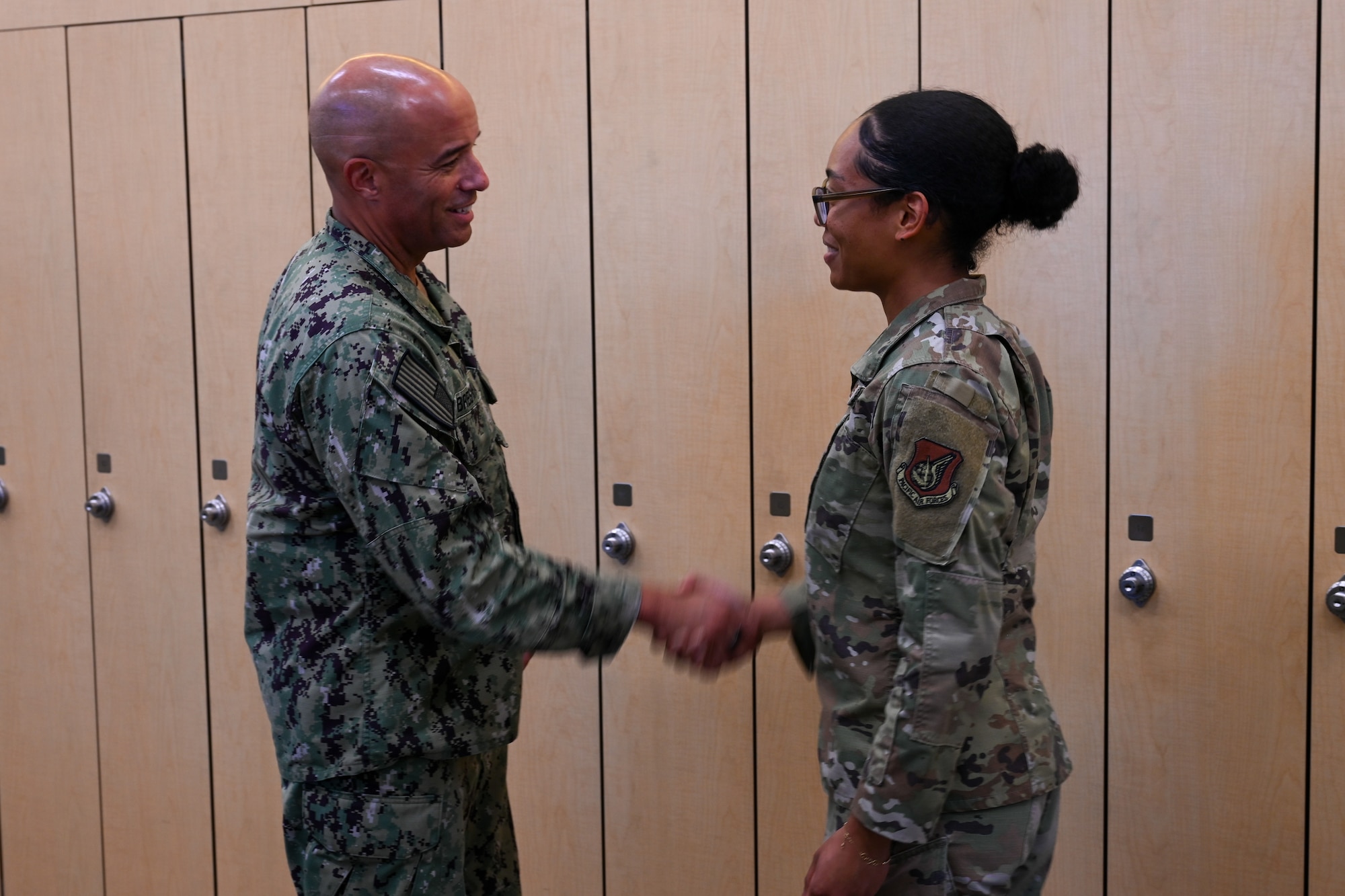 Commander of DLA Energy visits JBER.