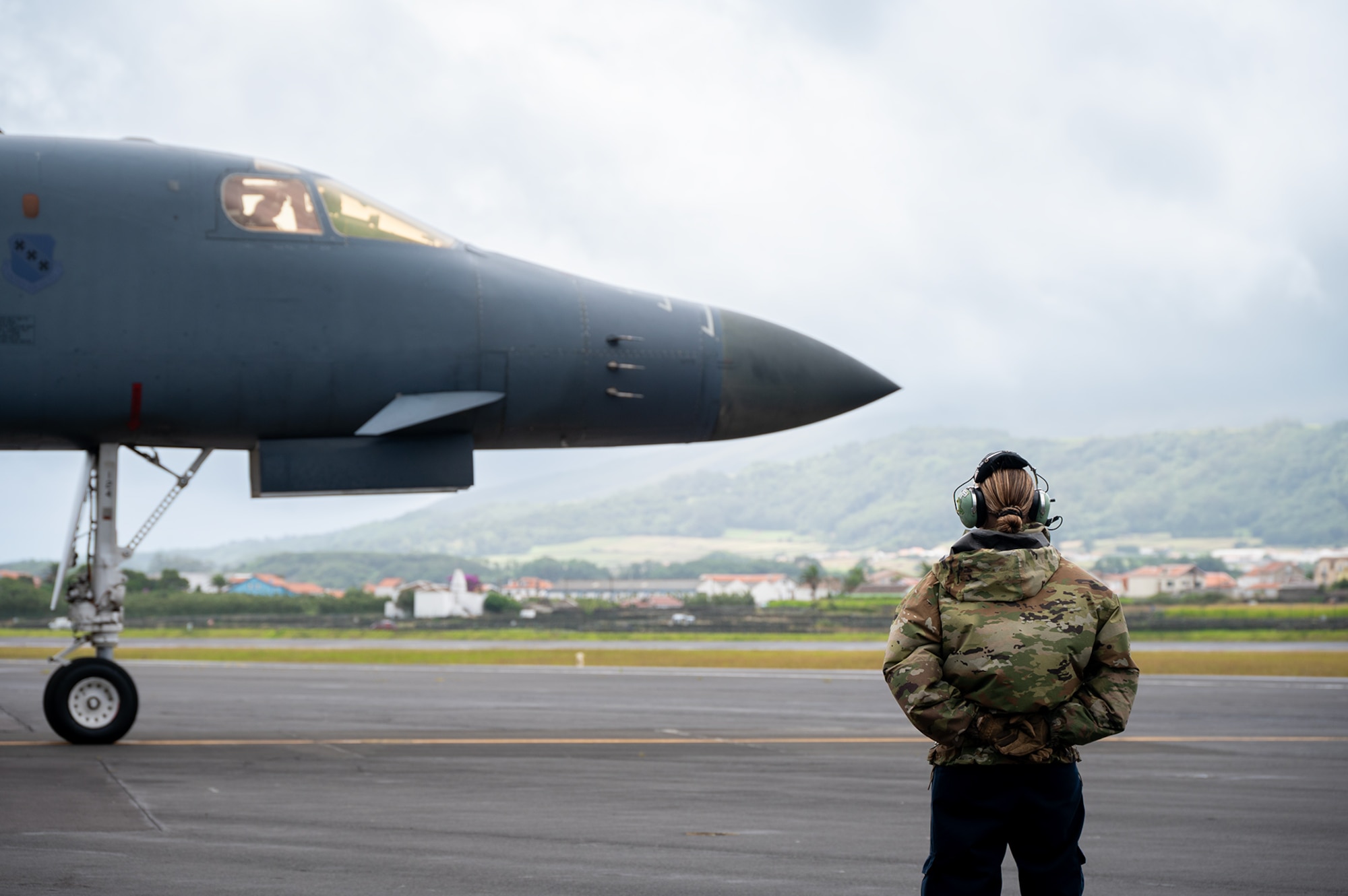 A B-1 Lancer receives fuel from a truck
