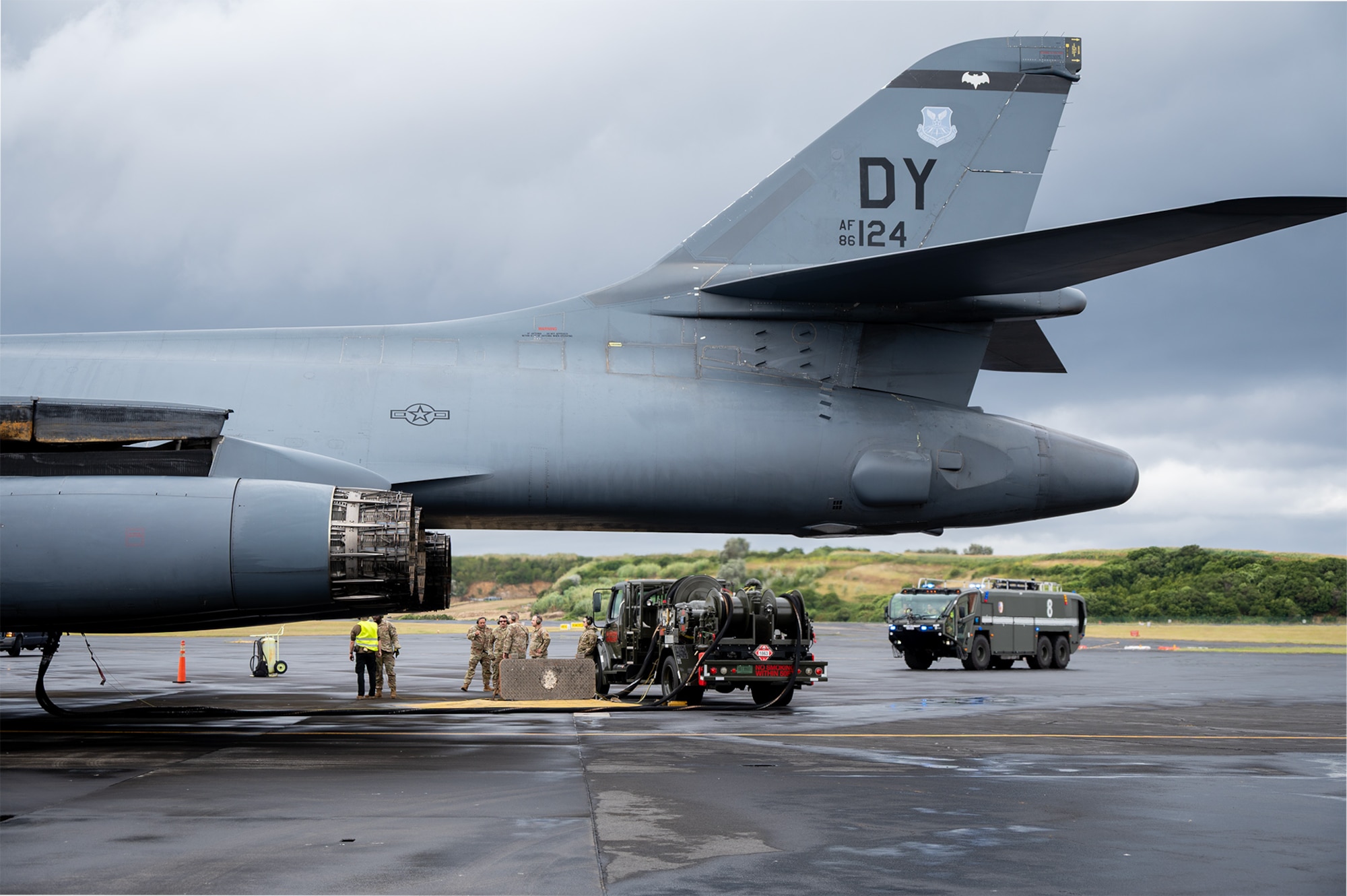 A B-1 Lancer receives fuel from a truck