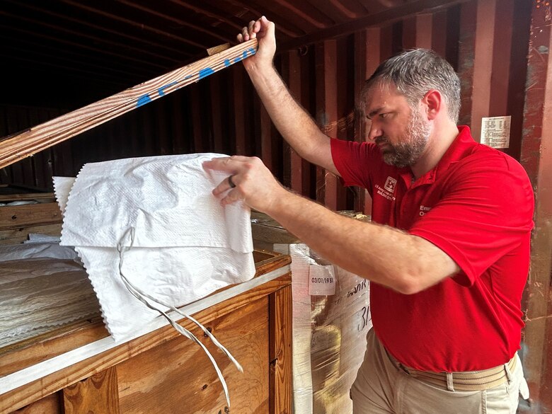 Flood fight, sandbags