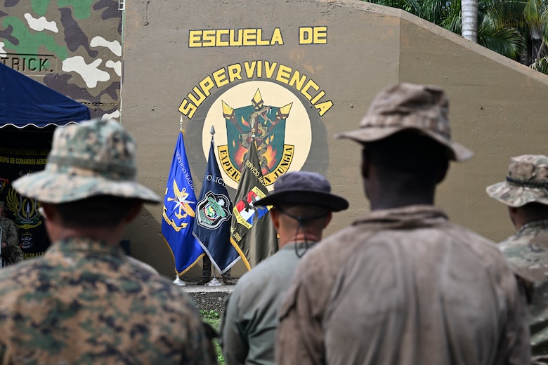 U.S. Marines and Panamanians graduate from combined jungle course