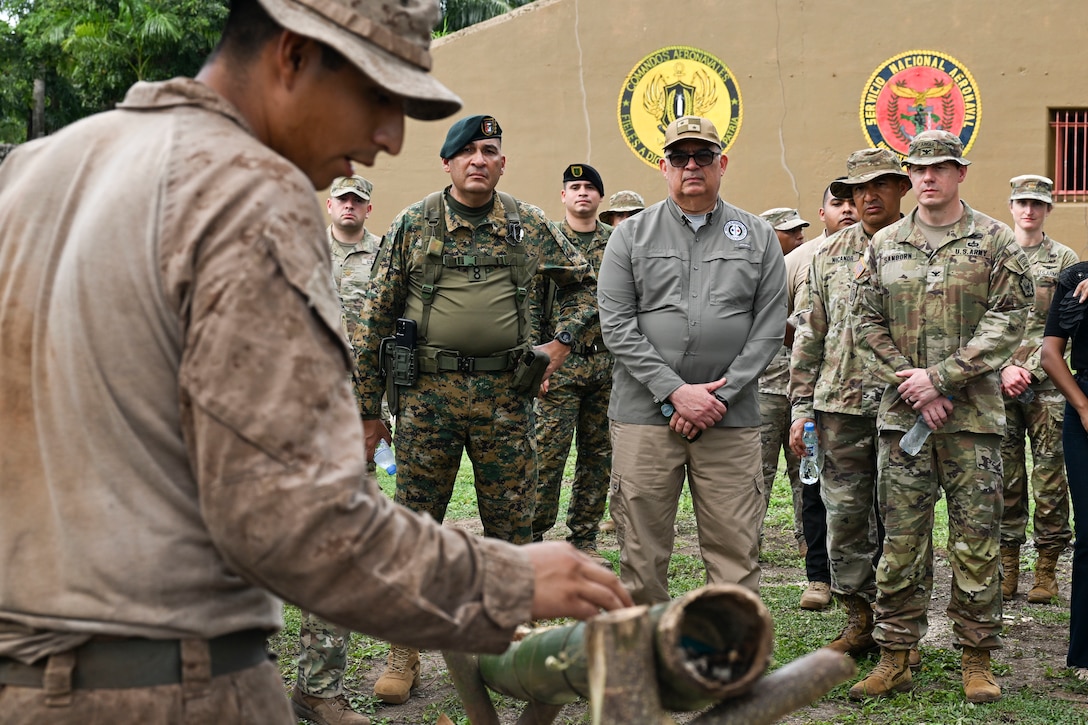 U.S. Marines and Panamanians graduate from combined jungle course