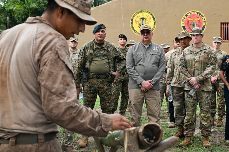 U.S. Marines and Panamanians graduate from combined jungle course