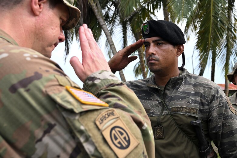 U.S. Marines and Panamanians graduate from combined jungle course