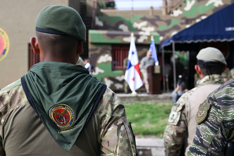 U.S. Marines and Panamanians graduate from combined jungle course