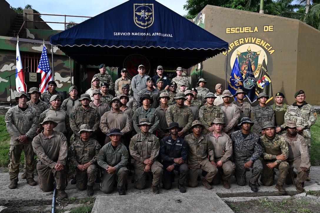U.S. Marines and Panamanians graduate from combined jungle course