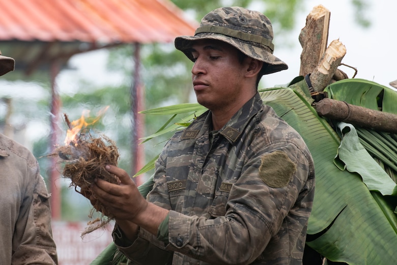 U.S. Marines and Panamanians graduate from combined jungle course