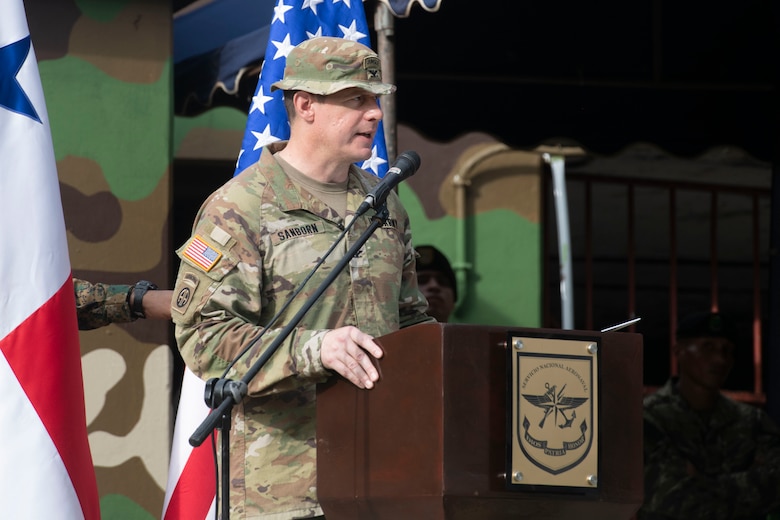 U.S. Marines and Panamanians graduate from combined jungle course