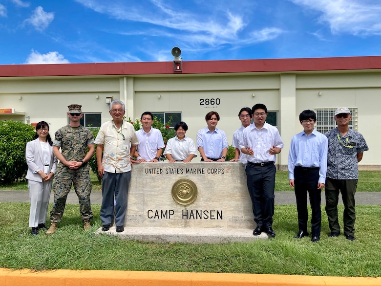千葉科学大学の学生たちが８月２６日、海兵隊キャンプ・ハンセンを訪れました。