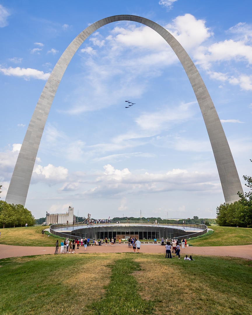 Jets fly over the St. Louis arch
