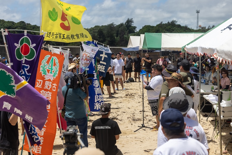 ８月１7日、名護市辺野古でハーレー大会が行われ、海兵隊キャンプ・シュワブからもチームが出場しました。