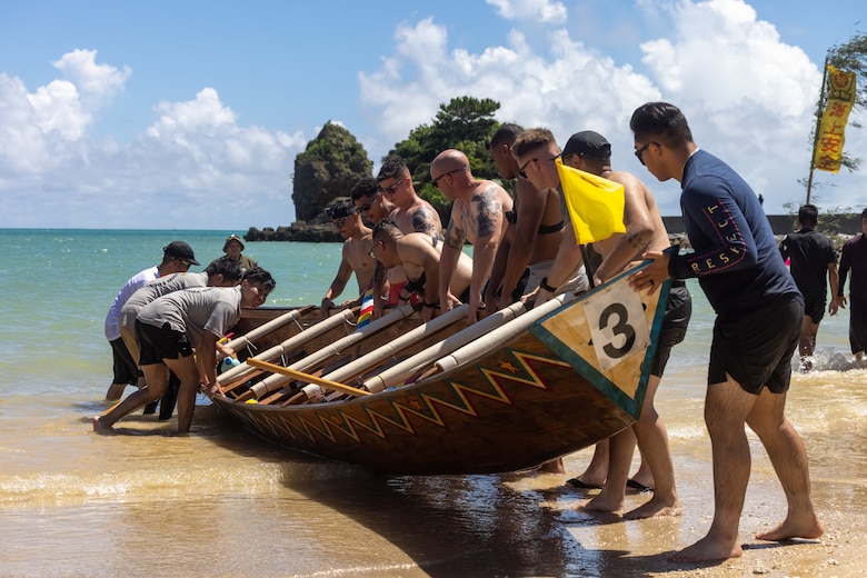 ８月１7日、名護市辺野古でハーレー大会が行われ、海兵隊キャンプ・シュワブからもチームが出場しました。