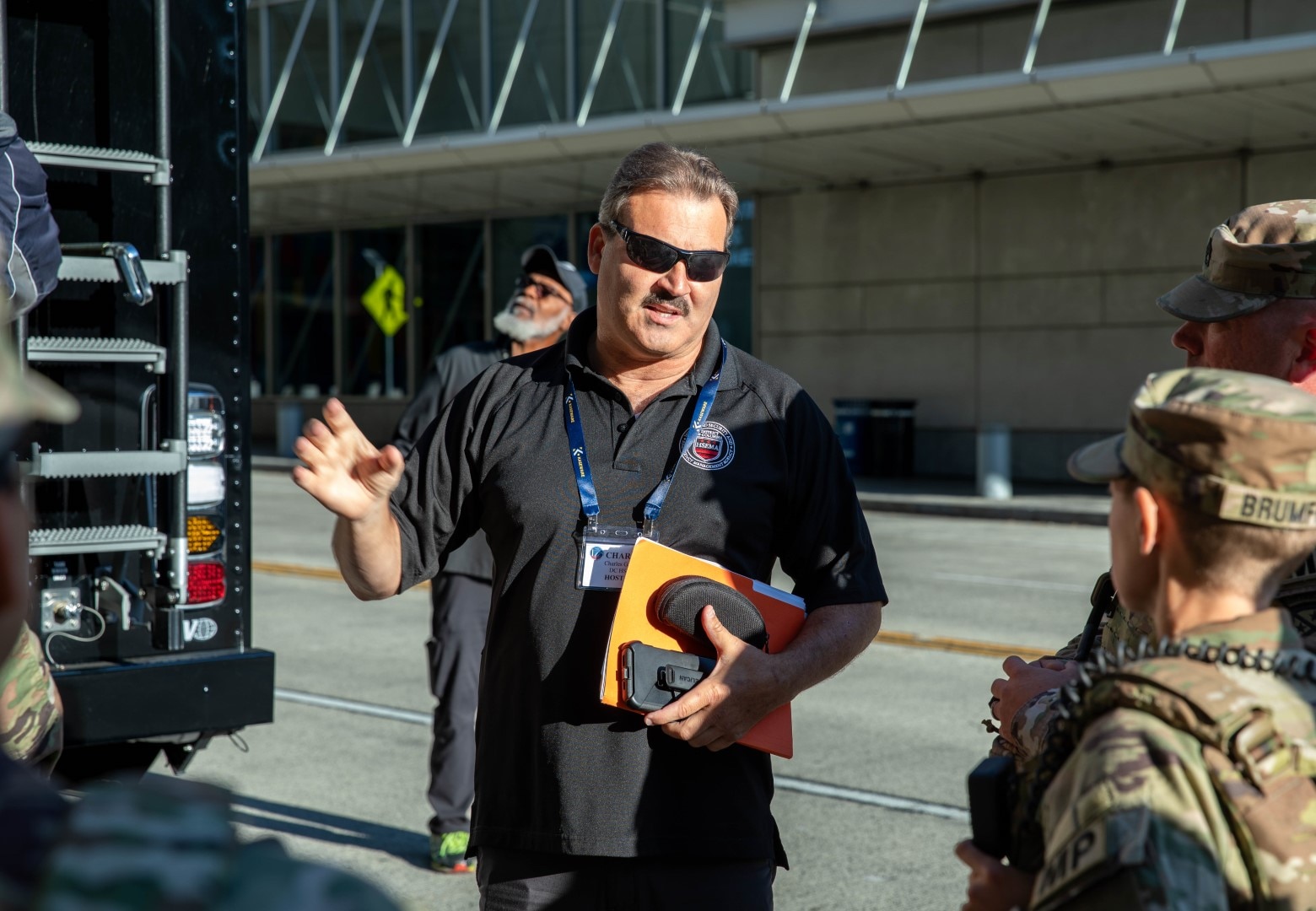 Charles Guddemi of the D.C. Homeland Security Emergency Management Agency speaks with members of the Tennessee Army National Guard during critical site security in Washington, D.C., Aug. 27, 2025.