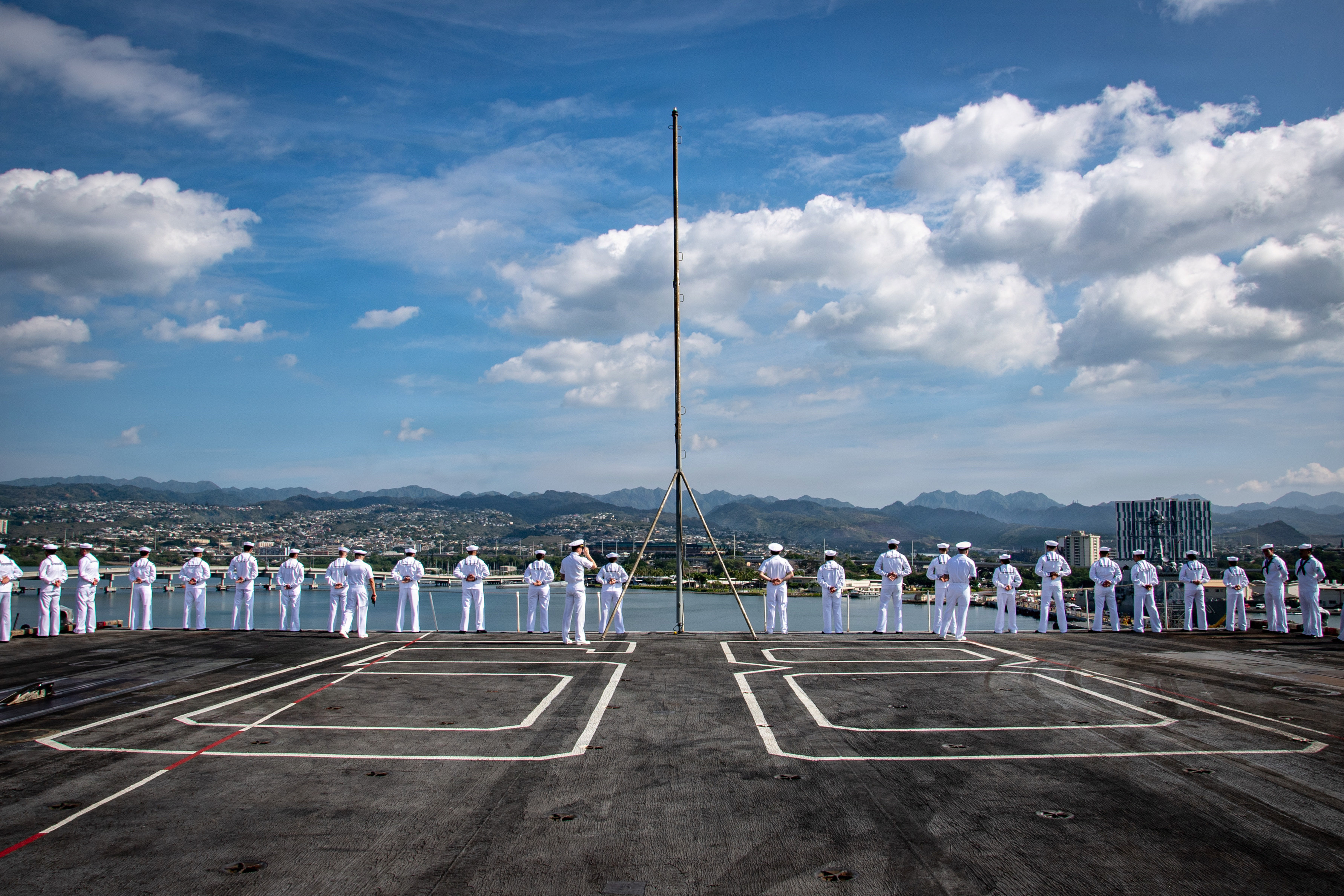 USS Nimitz pulls into Pearl Harbor