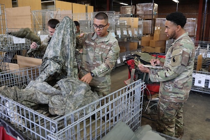 New Soldier gathers gear from Central Issue Facility