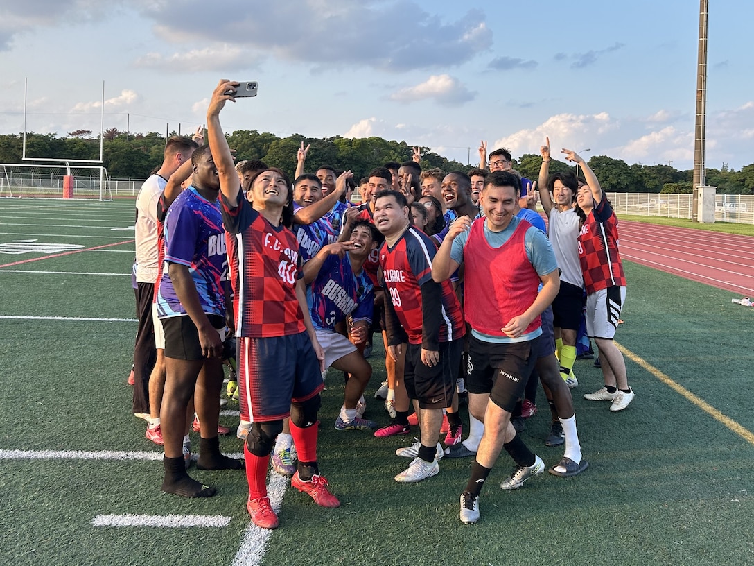 11月22日、金武町で海兵隊キャンプ・ハンセン所属の海兵隊員25人と、地元のサッカーチームとで交流試合を行いました。