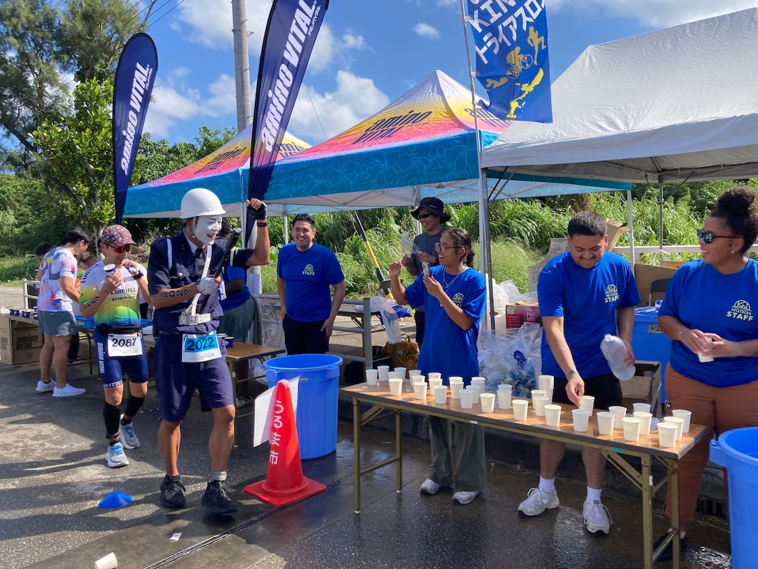 11月16日、沖縄県国頭郡金武町でおきなわKINトライアスロン大会が開催され、海兵隊キャンプ・ハンセンSMPのボランティア２１名が大会に駆け付け、給水ステーションを支援しました。