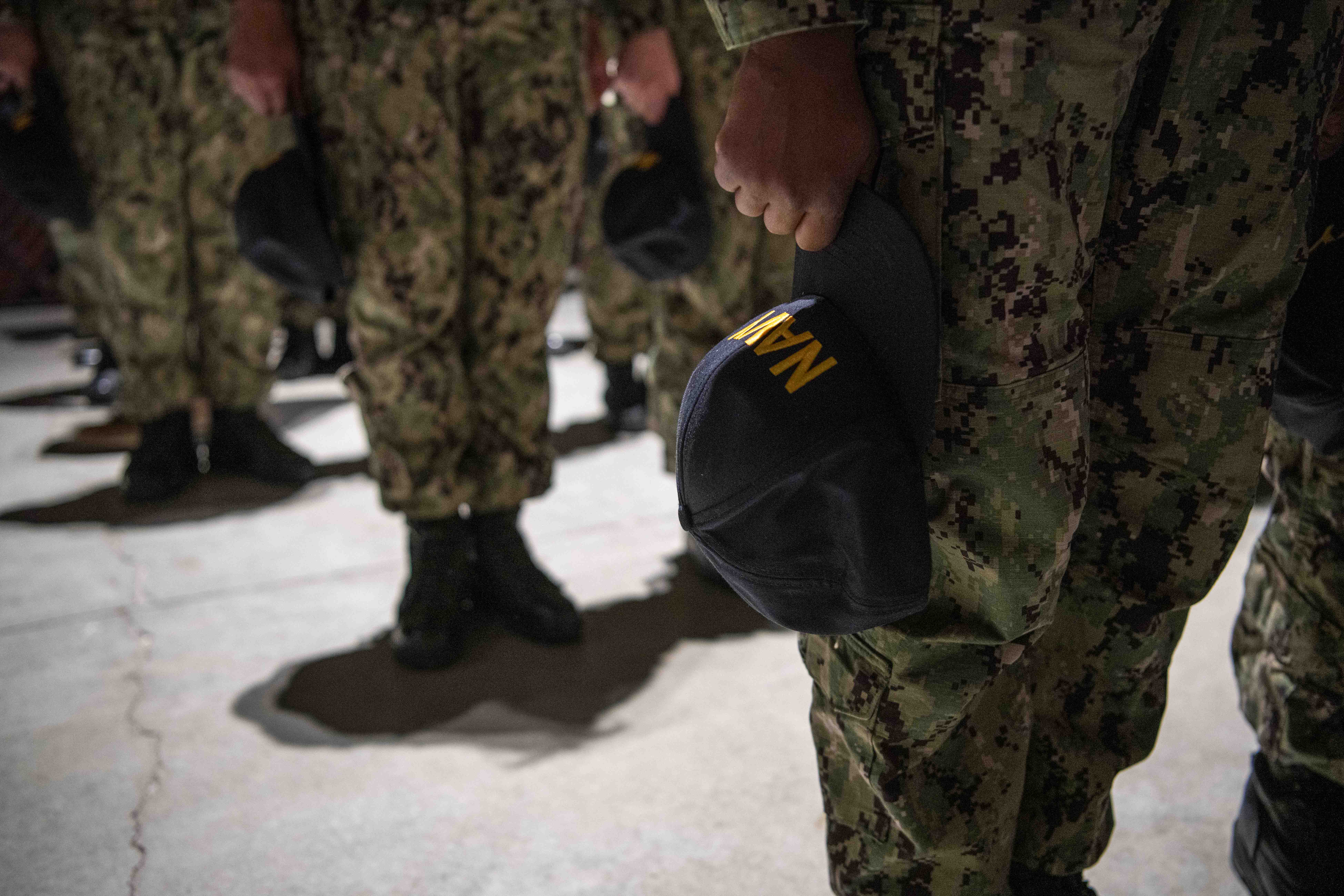 Sailors prepare for capping on USS Trayer’s pier at Recruit Training Command. Known as “Battle Stations,” this nine‑week crucible tests seamanship, firefighting, and emergency skills before graduation. Over 40,000 recruits train annually at Navy boot camp.