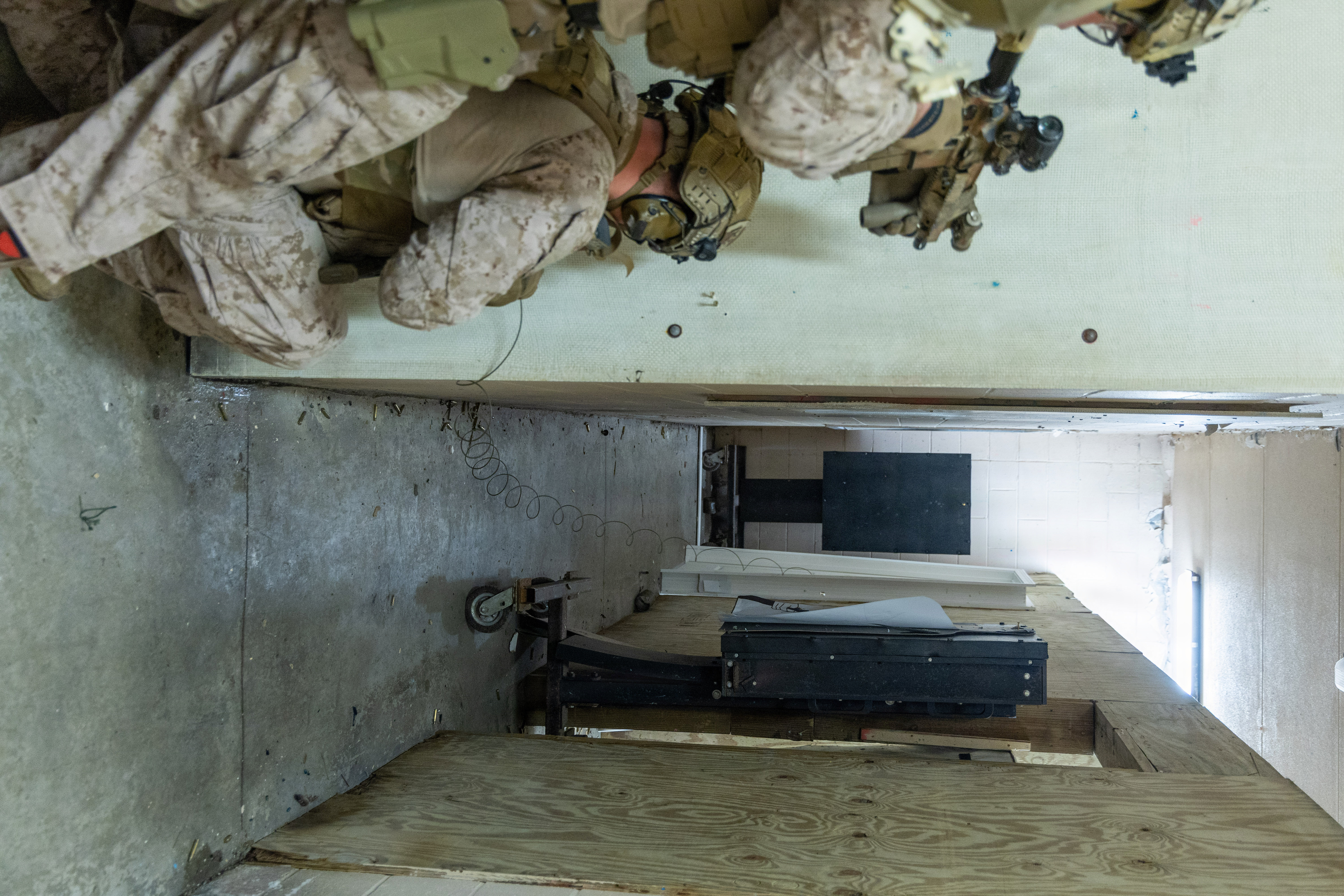 Reconnaissance Marines with the 24th Marine Expeditionary Unit conduct ...