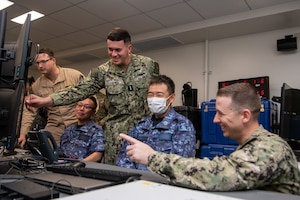Members of the U.S. Navy and Japan Maritime Self-Defense Force perform console familiarization on day zero of the Japan-U.S. Testbed exercise.