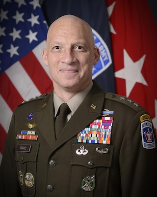 Headshot of USAREC CG LTG Davis