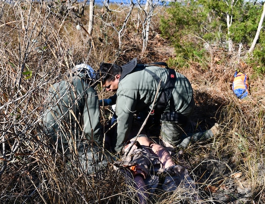 Hospital Corpsman 3rd Class Arsides Garay (center), assigned to Navy Medicine Readiness and Training Command (NMRTC) Patuxent River, performs simulated advanced life support on a training mannequin during his final L00A qualification flight. The L00A qualification equips Navy Corpsmen to provide independent emergency medical care in austere environments.