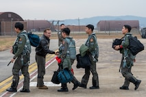 A U.S. Air Force pilot shakes hands with Republic of Korea Air Force pilots.