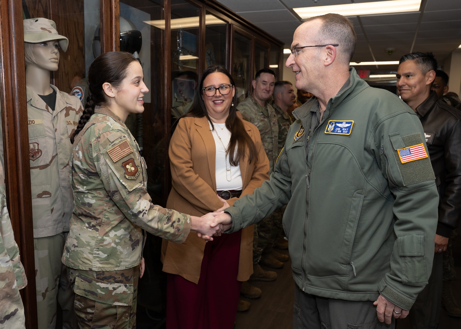 Lt. Gen. Healy shakes hand of Airmen.