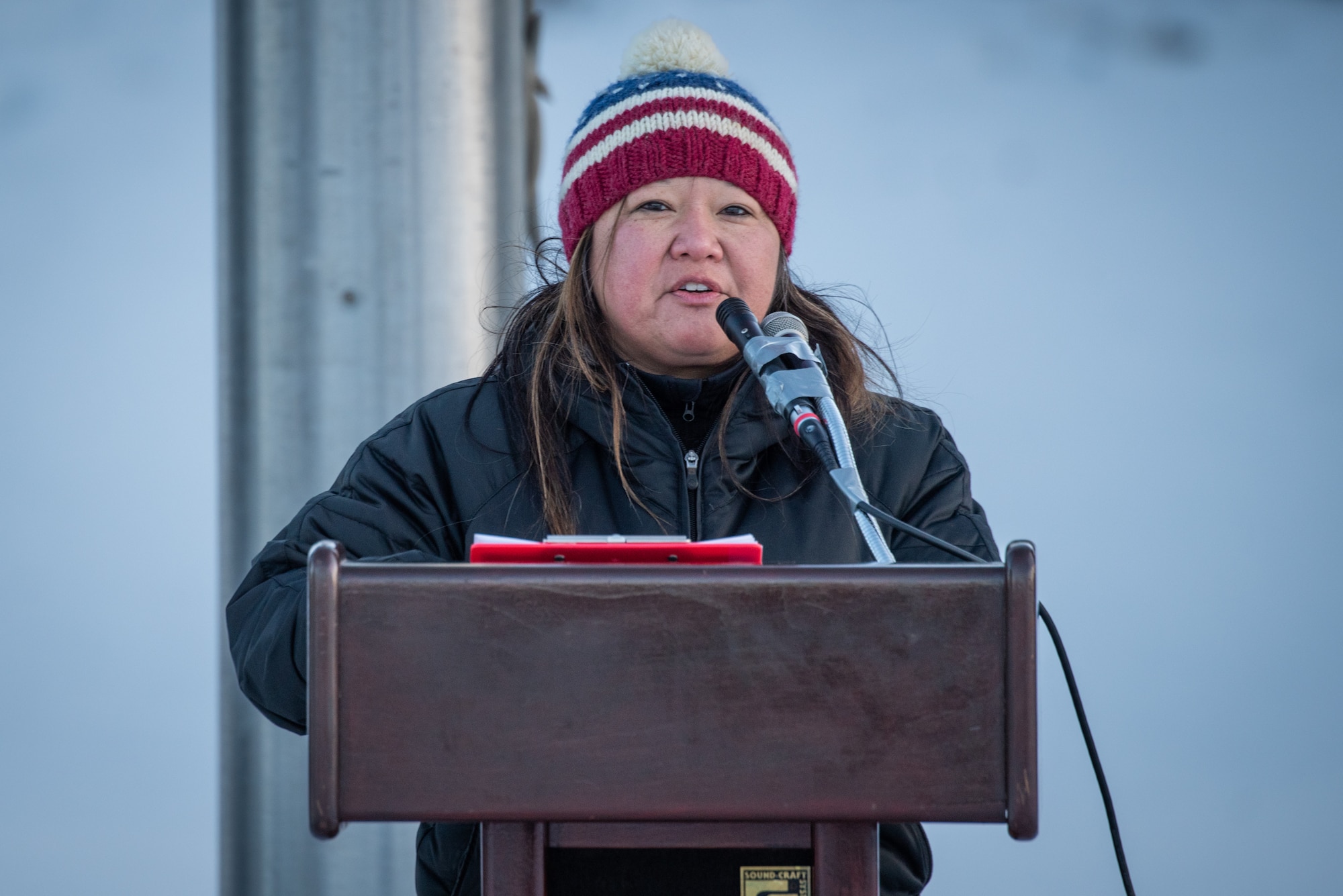 The ceremony opened with the presentation of wreaths honoring service members from every branch of the U.S. military. A member from each branch of service alongside a partner from the Alaska community carefully placed a wreath on display and rendered a salute in memory of their fallen brothers and sisters in arms. Following the presentation, approximately 400 volunteers including families, friends, service members and community members dispersed throughout the cemetery to place wreaths at gravesites, ensuring every hero was honored.