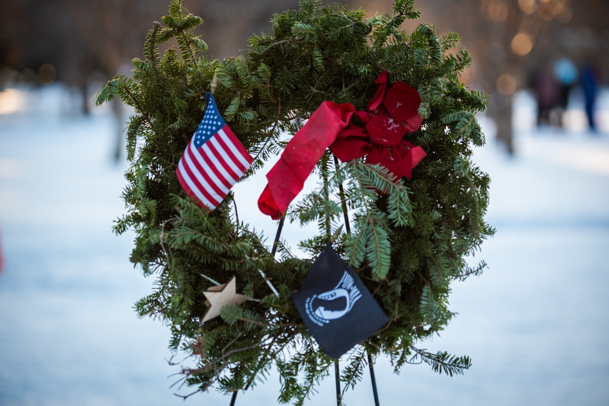The ceremony opened with the presentation of wreaths honoring service members from every branch of the U.S. military. A member from each branch of service alongside a partner from the Alaska community carefully placed a wreath on display and rendered a salute in memory of their fallen brothers and sisters in arms. Following the presentation, approximately 400 volunteers including families, friends, service members and community members dispersed throughout the cemetery to place wreaths at gravesites, ensuring every hero was honored.