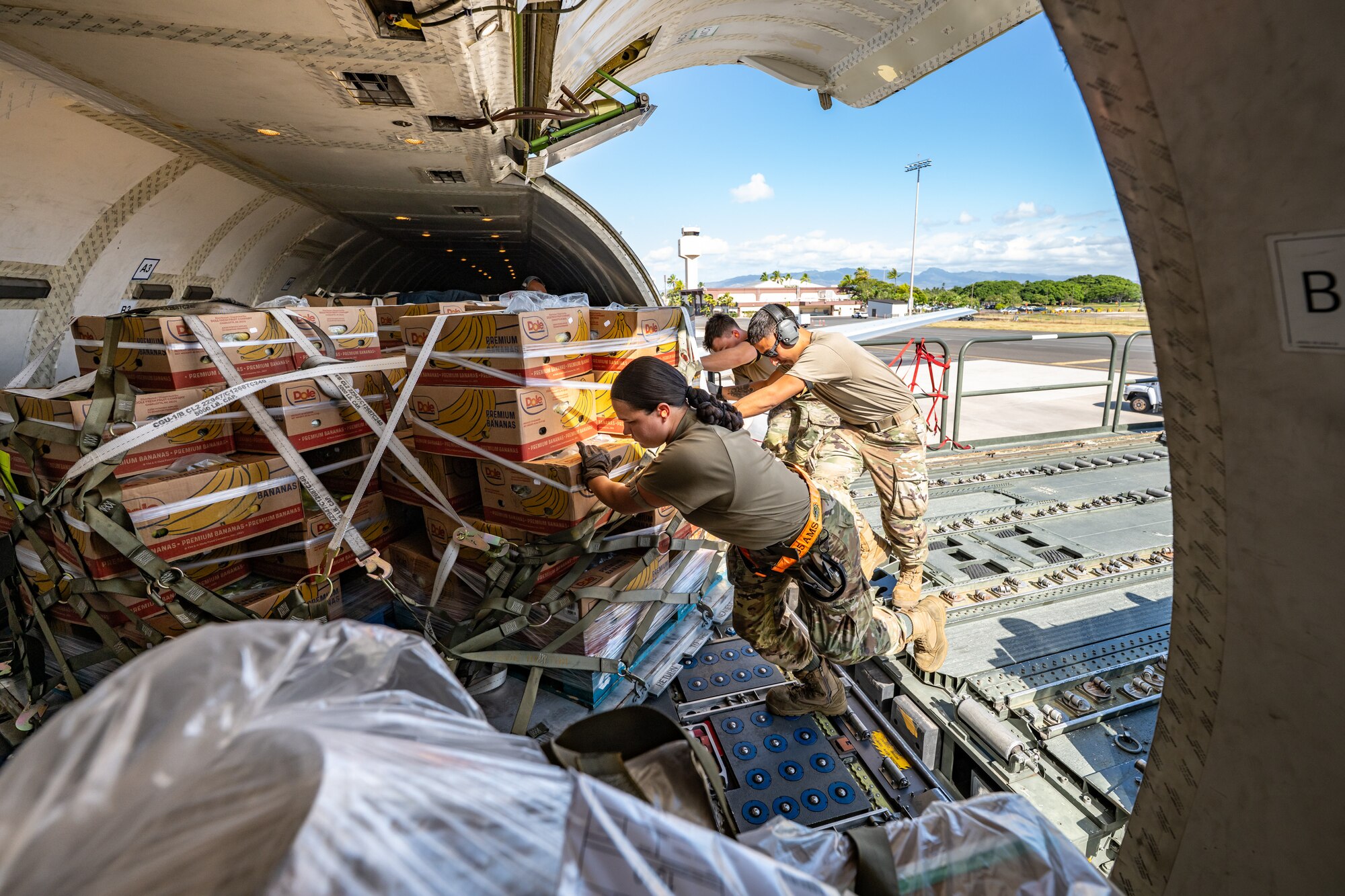 Aerial porters from the Kentucky Air National Guard’s 123rd Logistics Readiness Squadron work with their active-duty and civilian counterparts from the 735th Air Mobility Squadron to load cargo onto a Boeing 757 at Joint Base Pearl Harbor-Hickam, Hawaii, on Aug. 4, 2025. The Kentucky Guard troops were among more than 70 personnel from the Louisville-based 123rd Airlift Wing to conduct annual training here over 14 days, learning new skills that enhance their global employment as Multi-Capable Airmen. (U.S. Air National Guard photo by Dale Greer)