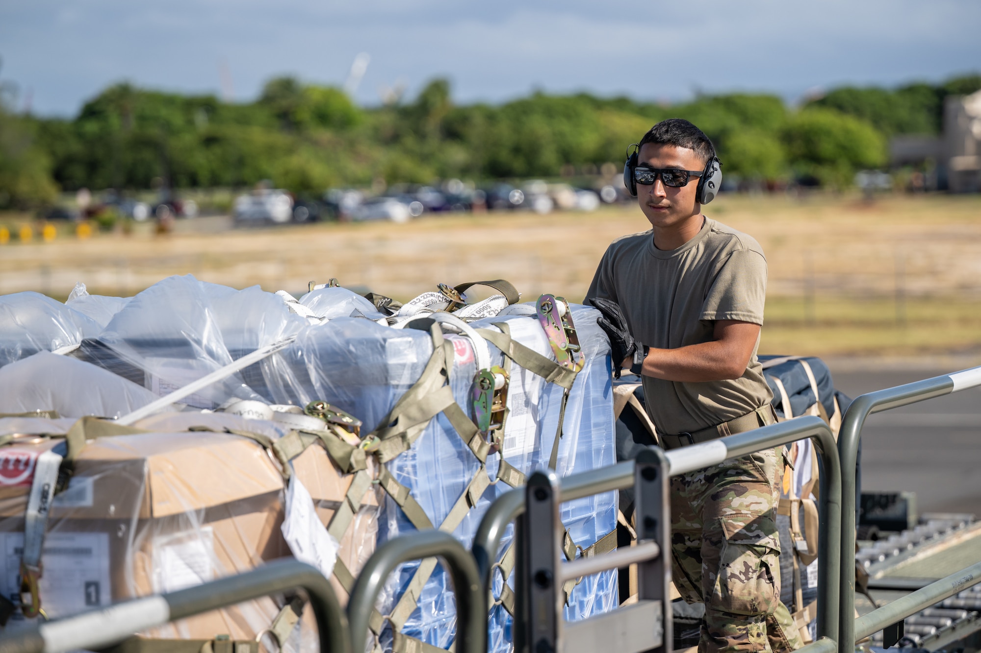 Airman 1st Class Joshua Plaza, an aerial porter from the Kentucky Air National Guard’s 123rd Logistics Readiness Squadron, loads pallets from a Tunner cargo loader onto a Boeing 757 contract aircraft at Joint Base Pearl Harbor-Hickam, Hawaii, on Aug. 4, 2025. Plaza was among more than 70 personnel from the Louisville-based 123rd Airlift Wing to conduct annual training here over 14 days, learning new skills that enhance their global employment as Multi-Capable Airmen. (U.S. Air National Guard photo by Dale Greer)
