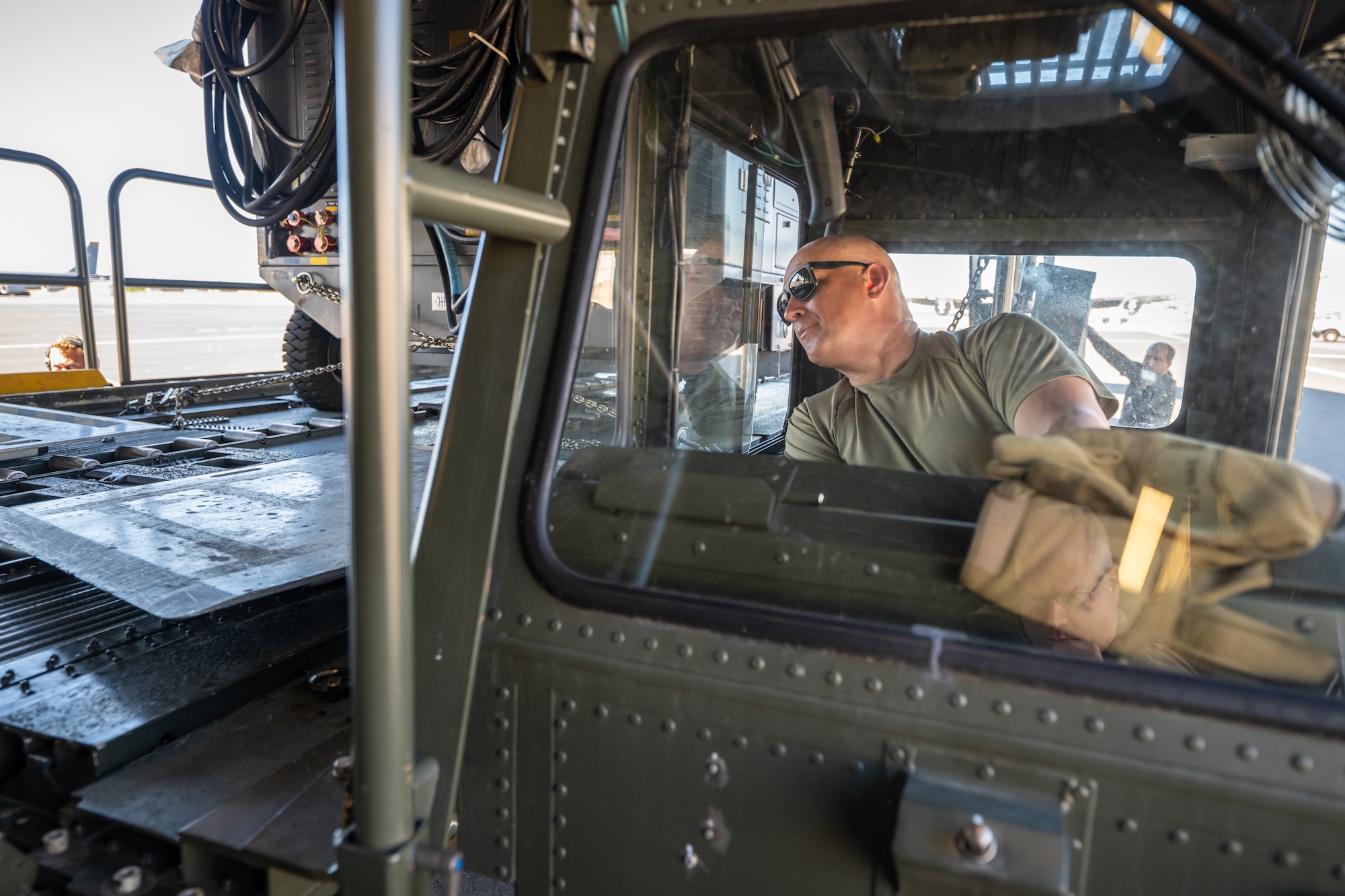 Master Sgt. Jerome Noltemeyer of the Kentucky Air National Guard’s 123rd Logistics Readiness Squadron Nolte positions a Tunner cargo loader behind a U.S. Air Force C-17 Globemaster II aircraft at Joint Base Pearl Harbor-Hickam, Hawaii, on Aug. 5, 2025. Noltemeyer was among more than 70 personnel from the Louisville-based 123rd Airlift Wing to conduct annual training here over 14 days, sharpening skills that enhance their global employment as Multi-Capable Airmen. (U.S. Air National Guard photo by Dale Greer)