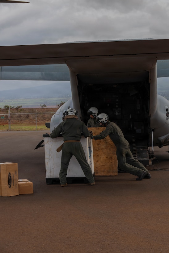1st MAW Commanding General and VMM-268 support Toys for Tots in Maui