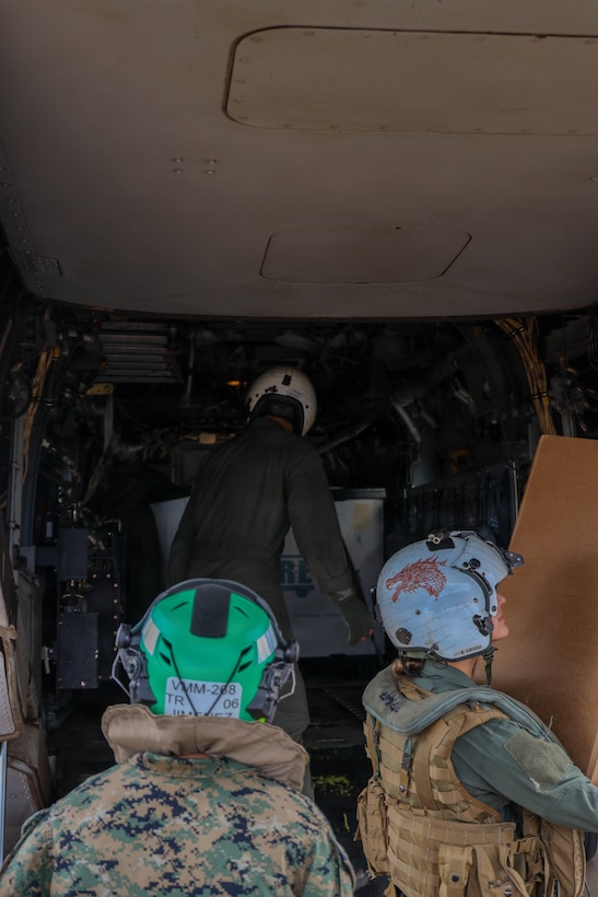 1st MAW Commanding General and VMM-268 support Toys for Tots in Maui