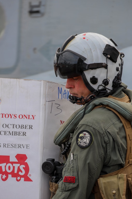 1st MAW Commanding General and VMM-268 support Toys for Tots in Maui